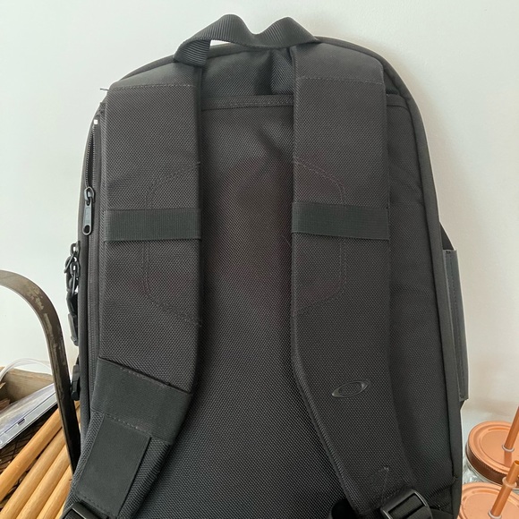 Oakley Backpack perfect for laptop - Picture 9 of 9